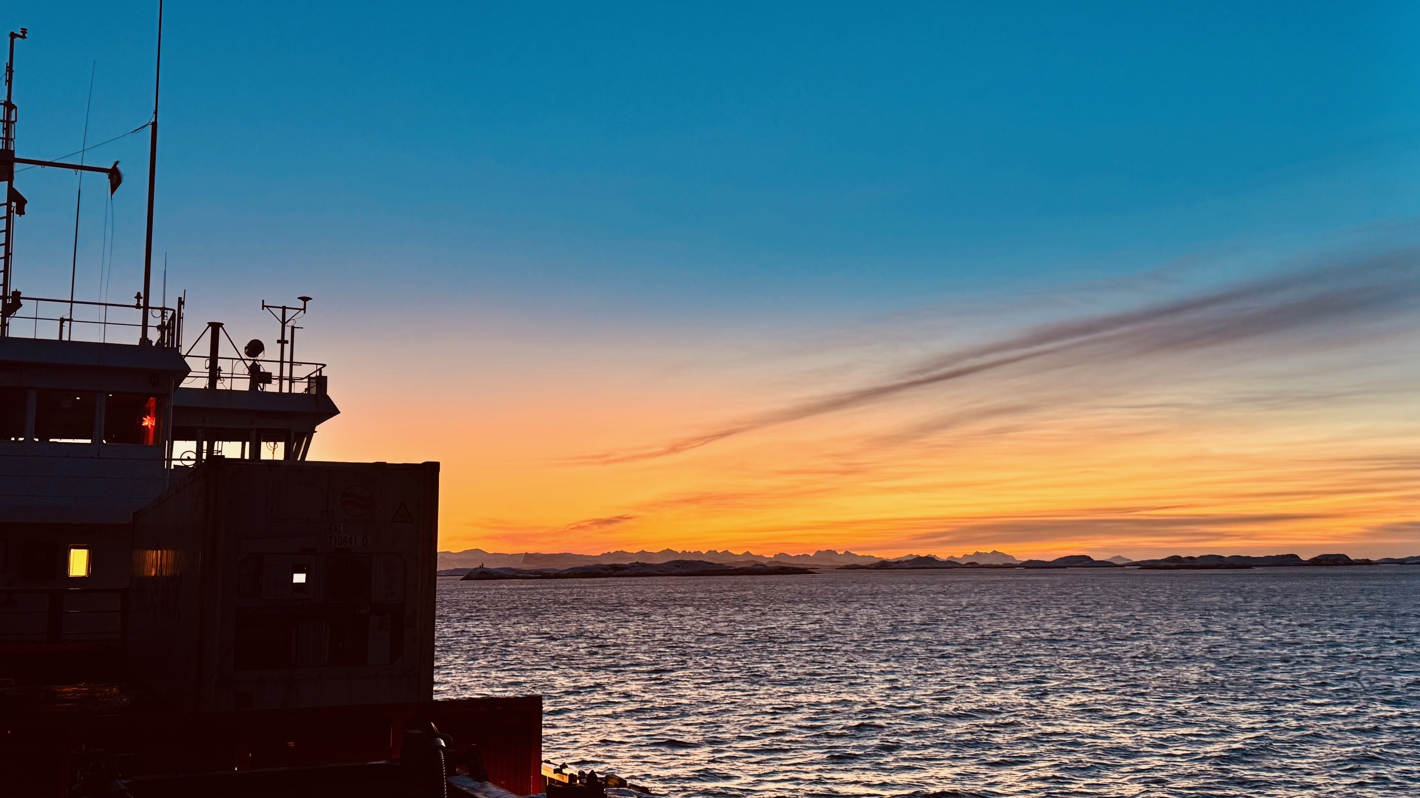 Solopgang på vej ind til Nuuk.jpg